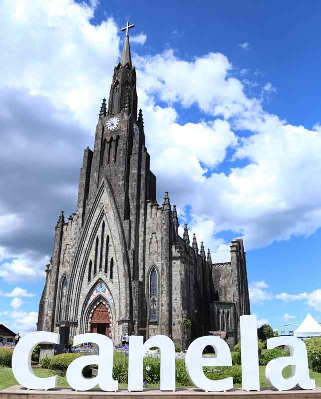 Catedral de Pedra em Canela com letreiro Canela, passeio tradicional na Serra Gaúcha